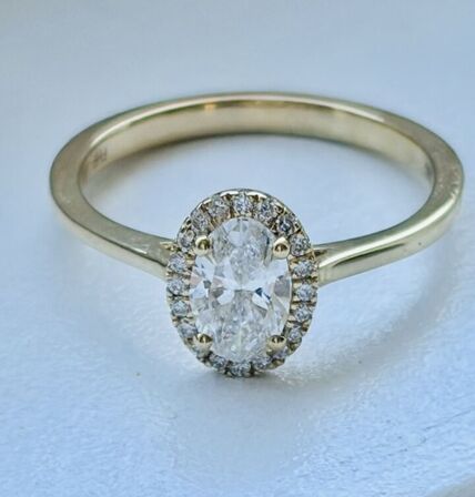 Ring af 14 kt guld, med brillantslebene laboratorieskabte diamanter, samlet ca.0.59.