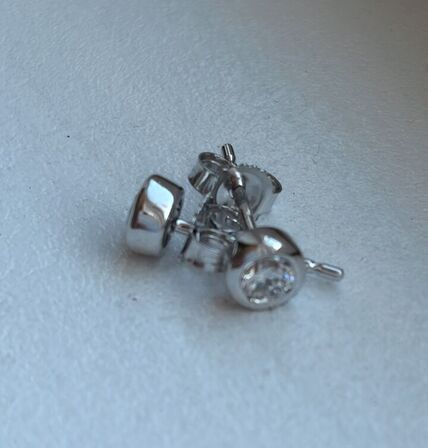 Et par ørestikker af 14 kt hvidguld