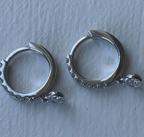 Par øreringe med laboratorieskabte diamanter, af 14 kt hvidguld