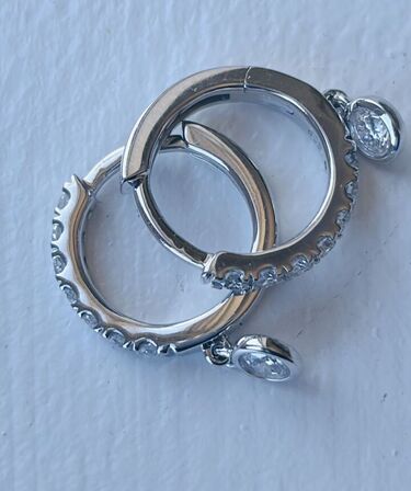 Par øreringe med laboratorieskabte diamanter, af 14 kt hvidguld