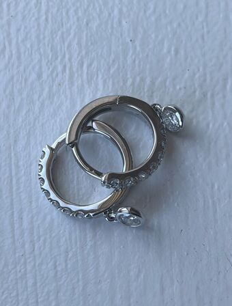 Par øreringe med laboratorieskabte diamanter, af 14 kt hvidguld