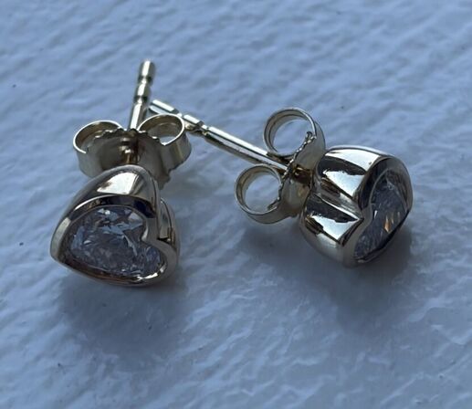 Et par ørestikker af 14 kt guld, hver prydet med en laboratorieskabt diamant, samlet ca 0.79 ct,