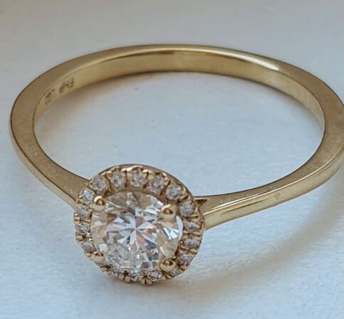 Ring af 14 kt guld, med brillantslebne laboratorieskabte diamanter