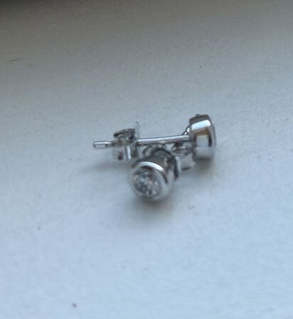 Et par ørestikker af 14 kt hvidguld