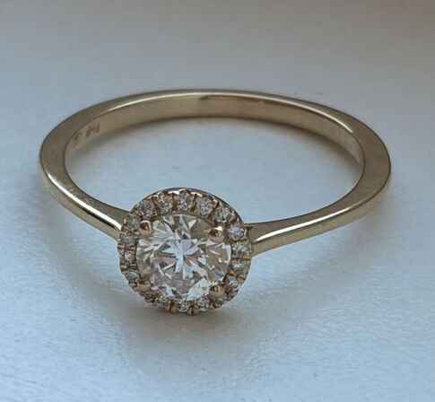 Ring af 14 kt guld, med brillantslebne laboratorieskabte diamanter