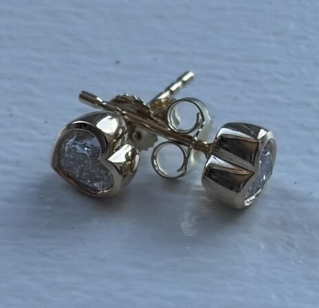 Et par ørestikker af 14 kt guld, hver prydet med en laboratorieskabt diamant, samlet ca 0.79 ct,