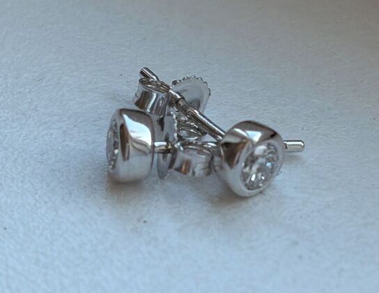 Et par ørestikker af 14 kt hvidguld