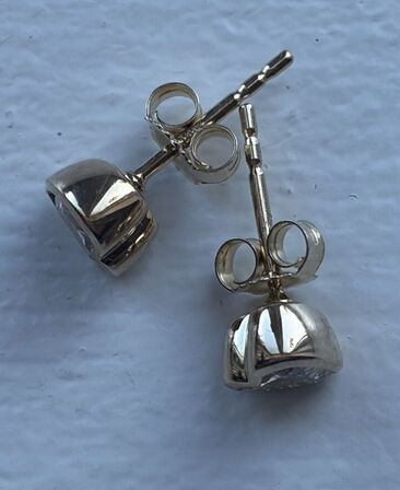 Et par ørestikker af 14 kt guld, hver prydet med en laboratorieskabt diamant, samlet ca 0.79 ct,