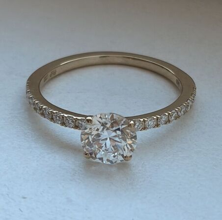 Ring af 14 kt guld, med brillantslebene laboratorieskabte diamanter