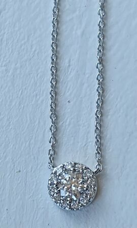 Solitaire halskæde af 14 kt. guld med brillantsleben laboratorieskabte diamant på samlet samlet ca. 0.43 ct