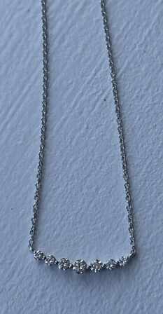 Halskæde af 14 kt. hvidguld med brillantslebene laboratorieskabte diamanter på samlet samlet ca. 0.35 ct.