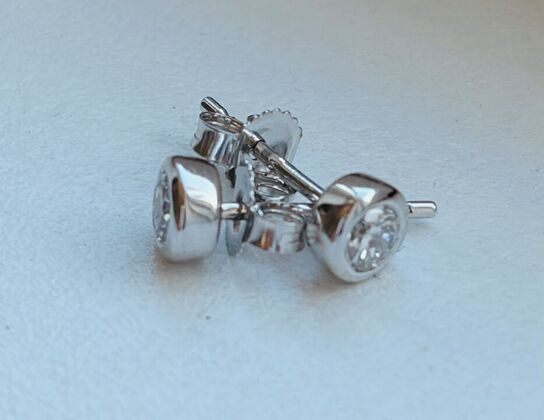 Et par ørestikker af 14 kt hvidguld