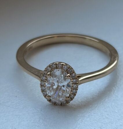 Ring af 14 kt guld, med brillantslebene laboratorieskabte diamanter, samlet ca.0.59.
