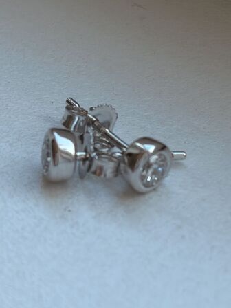 Et par ørestikker af 14 kt hvidguld