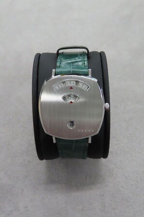 Gucci Armbåndsur med Grønt Læderrem og Digitalt Display