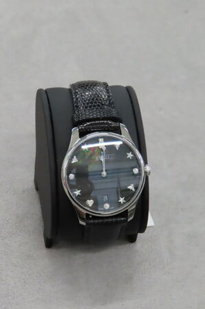 Gucci Ur Med Sort Rem og Stjerne Detaljer