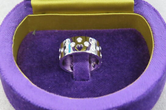 Ring i Hvidguld Med Prægning, Stemplet Au 750