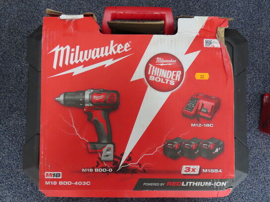 Bore/Skruemaskine M18 inkl. Lader og 3 batterier  - MILWAUKEE M18 BDD-403C