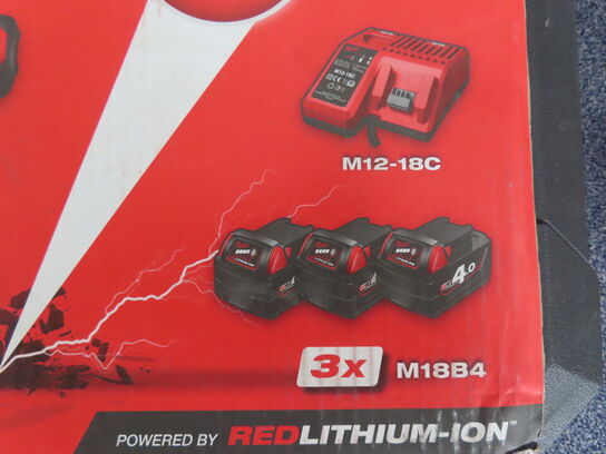 Bore/Skruemaskine M18 inkl. Lader og 3 batterier  - MILWAUKEE M18 BDD-403C