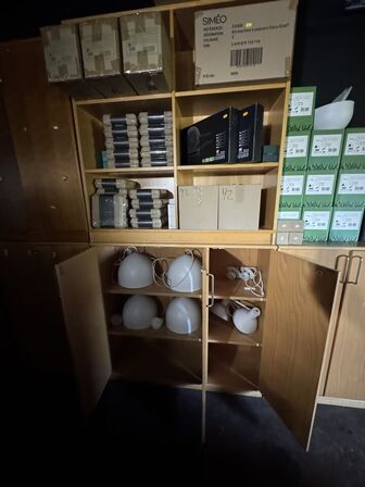 Skab og reol inkl. Indhold