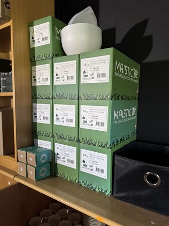 Skab inkl. Indhold og ovenpå skab