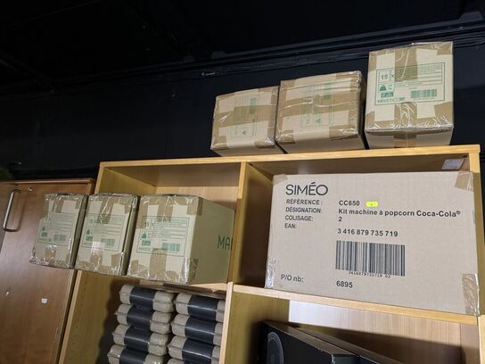Skab og reol inkl. Indhold