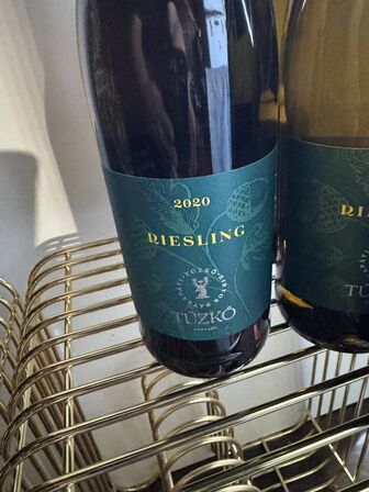 2 borde inkl. 9 flasker vin og figur