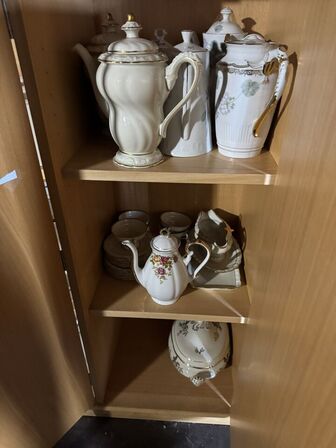 Skab inkl. Indhold og ovenpå skab