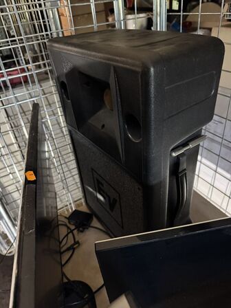 Monitorer LG og DELL, printer og studio højttaler