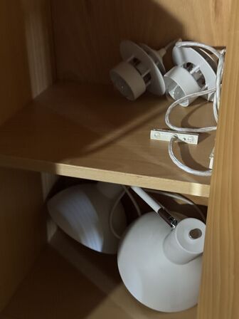 Skab og reol inkl. Indhold
