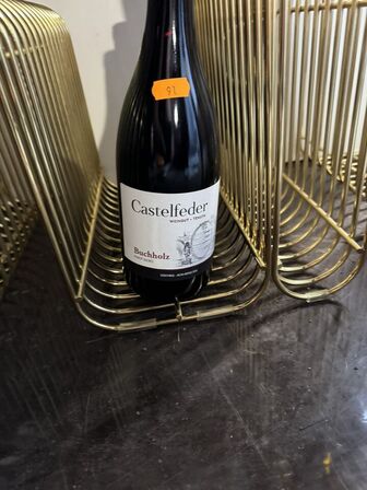 2 borde inkl. 9 flasker vin og figur