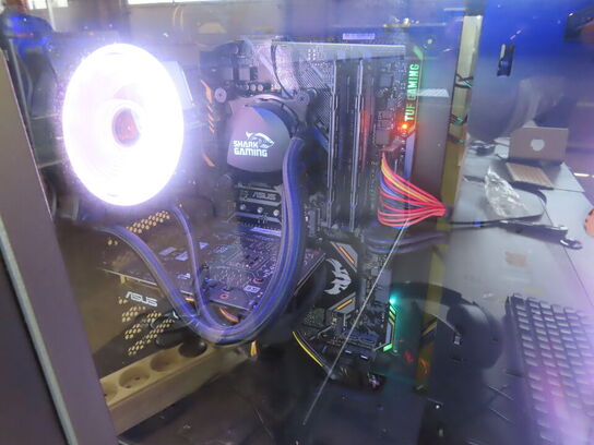 Komplet Gaming PC med Skærm, Mus og tastetur (SHARK GAMING, BENQ, STEEL SERIES)