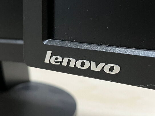 2 stk. 24" monitor, LENOVO T242pA