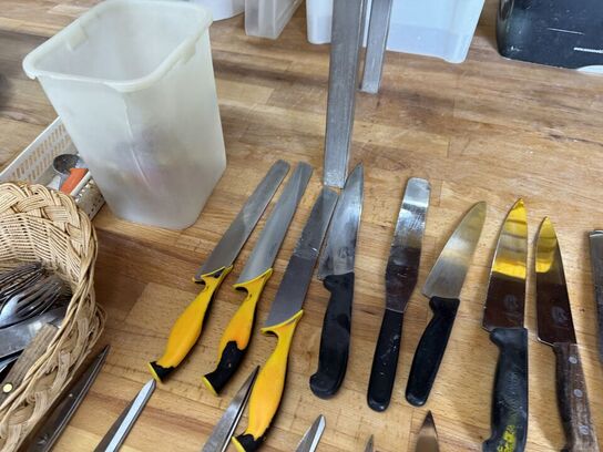 Stort parti knive, sakse m.m. 