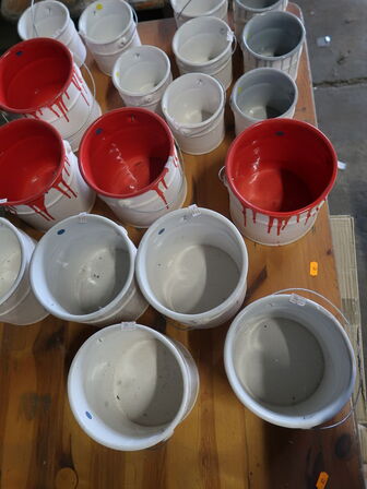 Blandede Keramik skjulere på bordet.