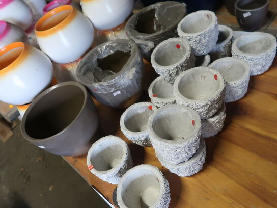 Blandede Keramik skjulere på bordet.