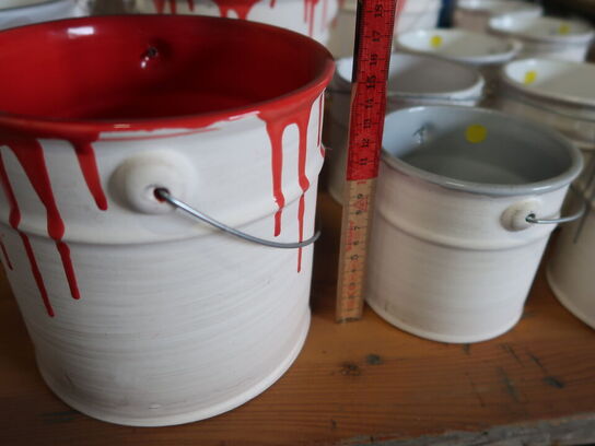 Blandede Keramik skjulere på bordet.