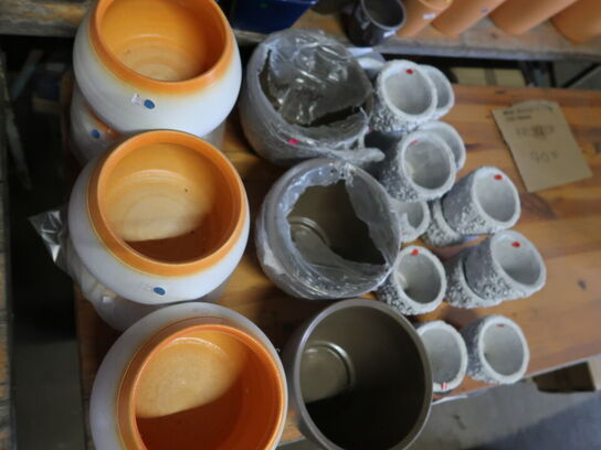 Blandede Keramik skjulere på bordet.