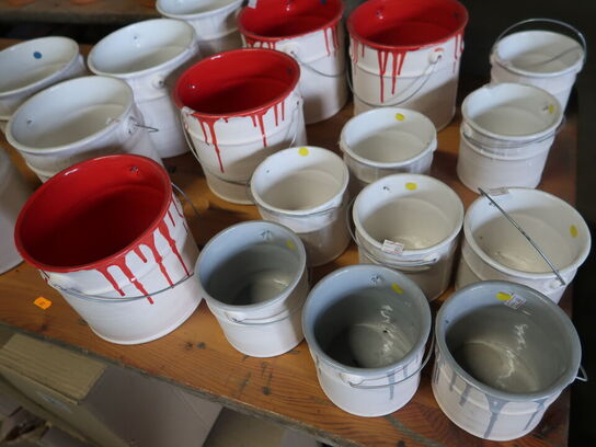 Blandede Keramik skjulere på bordet.