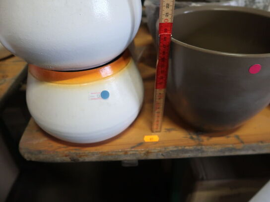 Blandede Keramik skjulere på bordet.