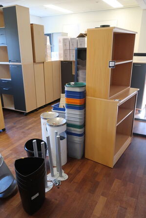 Diverse skraldespande samt 2 stk. skabe 