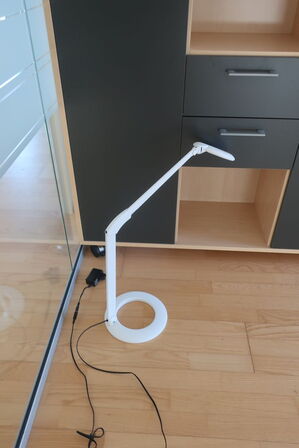 4 stk. reoler EFG samt 2 stk. lamper