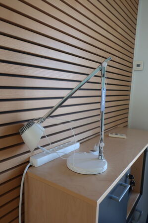 2 stk. reoler, lampe samt kontorstol
