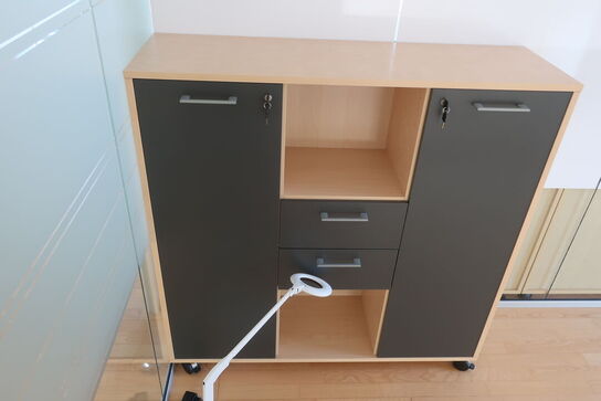 4 stk. reoler EFG samt 2 stk. lamper