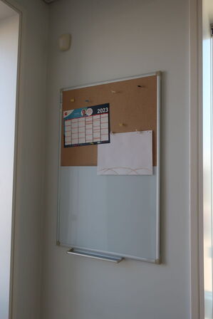 2 stk. reoler EFG samt 2 stk. whiteboards