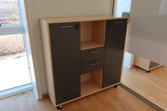 2 stk. reoler EFG samt sidebord