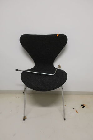 Stol FRITZ HANSEN "Syveren" (defekt)