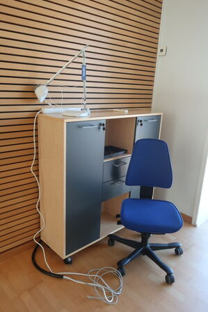 2 stk. reoler, lampe samt kontorstol