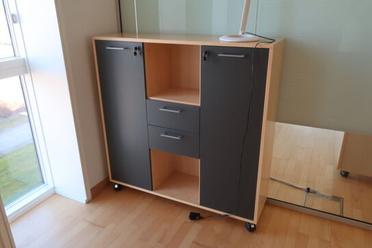 2 stk. reoler EFG samt 2 stk. lamper