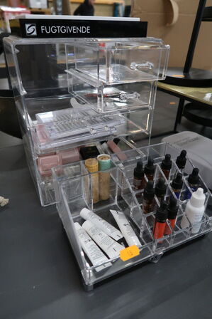 Floor lamp as well as various interiors and displays